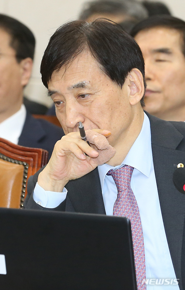 【서울=뉴시스】이종철 기자 = 이주열 한국은행 총재가 24일 오후 서울 여의도 국회에서 열린 기획재정위 종합감사에서 심각한 표정을 하고 있다. 2019.10.24.jc4321@newsis.com