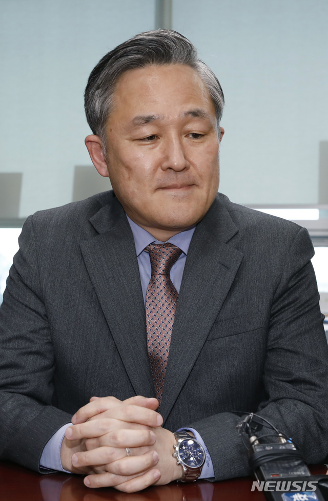 【서울=뉴시스】고승민 기자 = 다음 총선 불출마 의사를 밝힌 표창원 더불어민주당 의원이 24일 서울 여의도 국회 의원회관에서 취재진과 인터뷰를 하기 전 생각에 잠겨 있다. 2019.10.24.kkssmm99@newsis.com