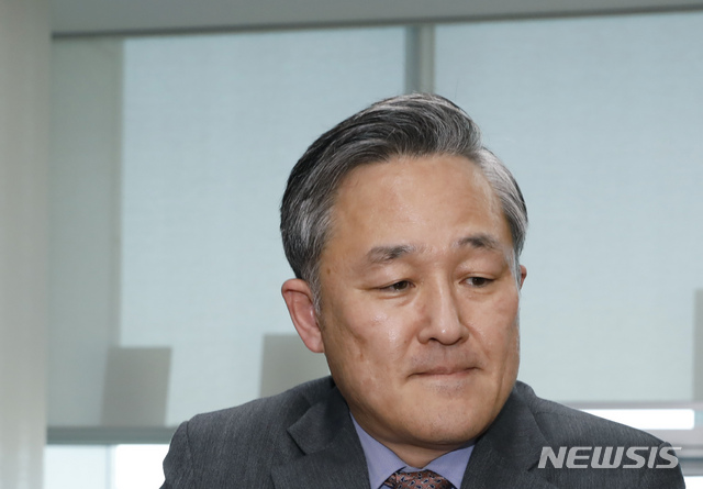 【서울=뉴시스】고승민 기자 = 다음 총선 불출마 의사를 밝힌 표창원 더불어민주당 의원이 24일 서울 여의도 국회 의원회관에서 취재진과 인터뷰를 하기 전 생각에 잠겨 있다. 2019.10.24.kkssmm99@newsis.com