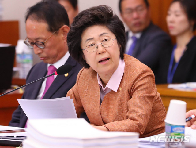 【서울=뉴시스】 장세영 기자 = 이은재 자유한국당 의원이 24일 서울 여의도 국회에서 열린 법제사법위원회 전체회의에 참석해 임호선 경찰청 차장에게 '미 대사관저 월담 시위' 관련 현안 질의를 하고 있다. 2019.10.24. photothink@newsis.com
