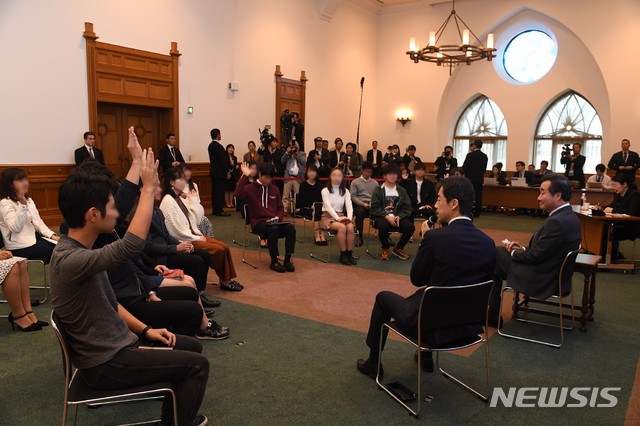 【서울=뉴시스】일본을 방문중인 이낙연 국무총리가 23일 일본 도쿄 게이오대학교 미타캠퍼스를 방문, '일본 학생들과의 대화'에 앞서 인사하고 있다. 2019.10.24. (사진=이낙연 국무총리 페이스북)&nbsp; photo@newsis.com 