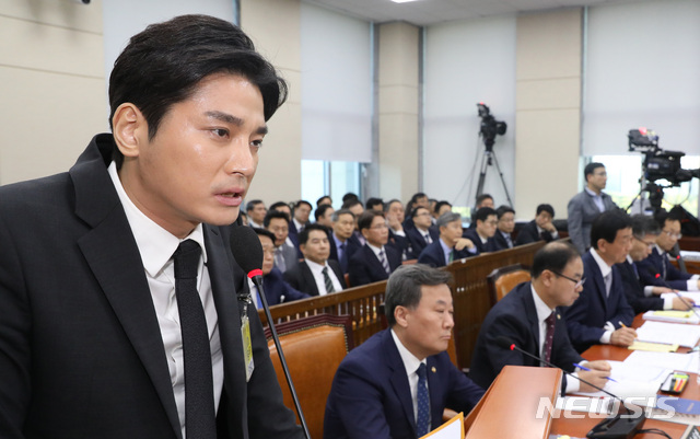 【서울=뉴시스】이종철 기자 = 행정안전위 참고인으로 출석한 '버닝썬' 사건 최초 신고자로 알려진 김상교씨가 24일 오후 서울 여의도 국회 행정안전위원회 종합 국정감사에서 이언주 무소속 의원의 질의에 답변을 하고 있다. 2019.10.24.jc4321@newsis.com