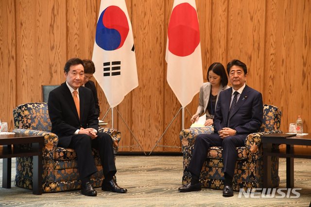 【서울=뉴시스】이낙연 국무총리가 24일 오전 일본 도쿄 총리관저에서 아베 신조 총리와 만나 면담하고 있다. 2019.10.24. (사진=이낙연 국무총리 페이스북) photo@newsis.com