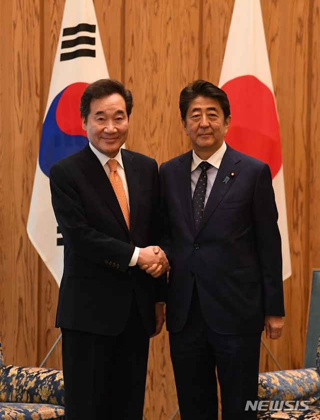 【서울=뉴시스】이낙연 국무총리가 24일 오전 일본 도쿄 총리관저에서 아베 신조 총리와 만나 악수하고 있다. 2019.10.24. (사진=이낙연 국무총리 페이스북) photo@newsis.com