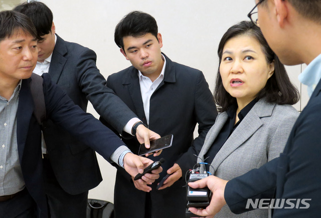 【인천공항=뉴시스】홍찬선 기자 =미국을 방문하고 돌아온 유명희 산업통상자원부 통상교섭본부장이 24일 오후 인천공항에 도착해 기자들과 인터뷰를 하고 있다.유 본부장은 지난 22일(현지시각) 미국 워싱턴 D.C.에서 로버트 라이트하이저 미국 무역대표부(USTR) 대표와 래리 커들로(Larry Kudlow) 백악관 국가경제위원장 등 정부 관계자와 만나 한미 간 주요 통상 현안 등을 논의했다. 2019.10.24.mania@newsis.com