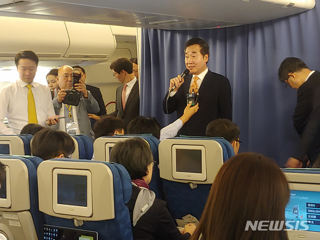 【서울=뉴시스】김지현 기자 = 일본 방문을 마친 이낙연 국무총리가 24일 오후 서울공항으로 돌아오는 공군 1호기내에서 동행기자단과 간담회를 열고 아베 신조 일본 총리 회담 성과 등에 대한 취재진의 질문에 답하고 있다. 2019.10.24. fine@newsis.com