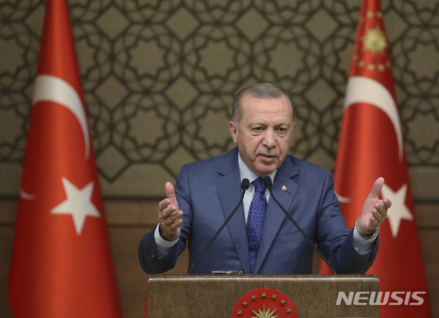【앙카라=AP/뉴시스】레제프 타이이프 에르도안 터키 대통령이 10월24일 수도 앙카라 소재 대통령궁 회의에서 연설하고 있다. 2019.10.25.