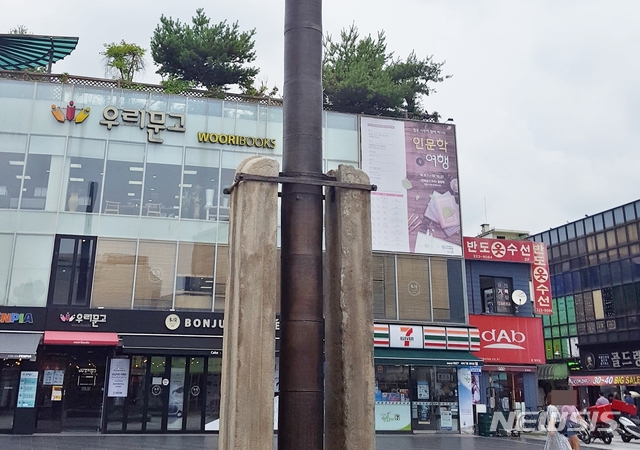 【청주=뉴시스】강신욱 기자 = 27일은 올해로 100주년을 맞이하는 한국영화의 날이다. 충북에는 일제강점기인 1914년 '덕영관'이란 극장이 처음으로 생겼다. 사진은 청주시 상당구 남문로2가 국보 41호 용두사지 철당간과 그 앞에 있었던 청주극장 자리. 2019.10.25.ksw64@newsis.com 