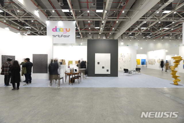 【서울=뉴시스】대구아트페어가 11월13일 VIP프리뷰를 시작으로 11월 14일부터 17일(일)까지 대구 엑스코(EXCO) 1,2 홀에서 개최된다.