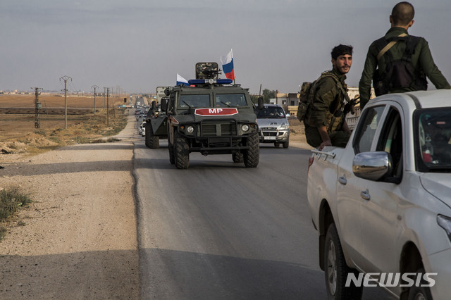 【카미실리=AP/뉴시스】시리아 북동부에서 터키와 쿠르드족 간 충돌이 재개됐다고 24일(현지시간) SANA통신 등이 전했다. 사진은 이날 카미실리 인근서 포착된 러시아 감시병력 모습. 2019.10.25. 