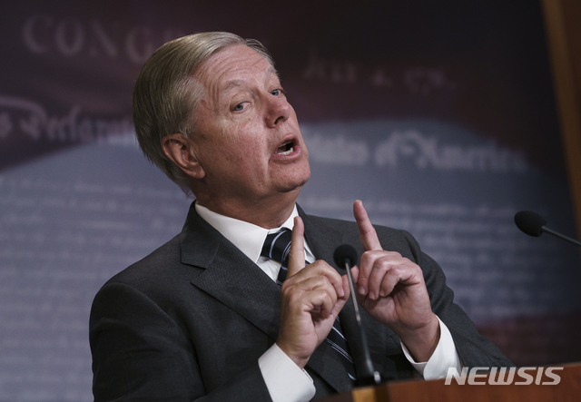 【워싱턴=AP/뉴시스】도널드 트럼프 미국 대통령 측근으로 분류되는 린지 그레이엄 공화당 상원의원이 24일(현지시간) 의회에서 기자회견을 열고 민주당 주도 탄핵조사 비난 결의안 발의를 발표하고 있다. 2019.10.25.