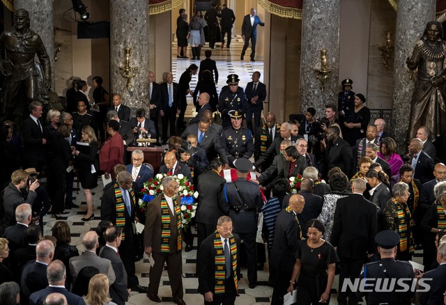 【워싱턴= AP/뉴시스】미 의회내 흑인 의원들의 모임인 '블랙 코커스' 소속 의원들이 24일 일라이자 커밍스 정부감독개혁위원장의 영결식장에서 함께 기도하고 있다.&nbsp;&nbsp; 