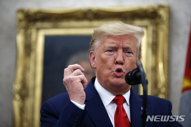 【워싱턴DC=AP/뉴시스】도널드 트럼프 미국 대통령이 24일(현지시간) 워싱턴DC 백악관 집무실에서 열린 대통령 자유 메달 수여식에 참여해 발언하고 있다. 이날 트럼프 대통령은 로저 펜스케 '펜스케 코퍼레이션' 회장에게 대통령 자유 메달 수여했다. 2019.10.25. 