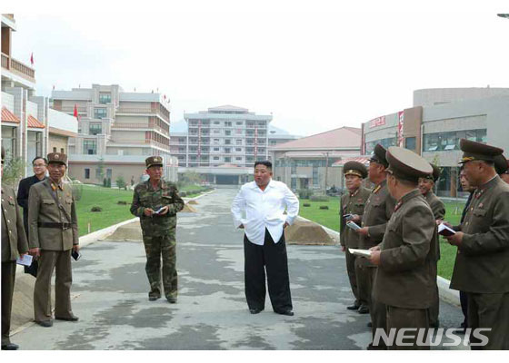 【서울=뉴시스】김정은 북한 국무위원회 위원장이 완공을 앞둔 평안남도 양덕군 온천관광지구 건설장을 현지지도했다고 노동신문이 25일 보도했다. 2019.10.25. (사진=노동신문 캡처)photo@newsis.com