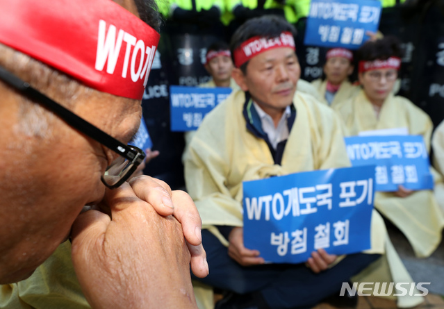【서울=뉴시스】 이윤청 기자 = 'WTO개도국지위 유지 관철을 위한 농민공동행동' 회원들이 25일 서울 종로구 정부서울청사 별관 앞에서 한국의 WTO 개도국 지위 유지를 촉구하고 있다. 2019.10.25.&nbsp; radiohead@newsis.com