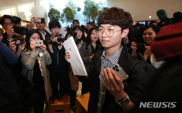 【서울=뉴시스】홍효식 기자 = 아이폰 11 시리즈가 정식 출시일인 25일 오전 서울 강남구 가로수길 애플스토어에서 1호 고객 송영준 군이 제품을 들고 기념촬영을 하고 있다. 2019.10.25. yesphoto@newsis.com