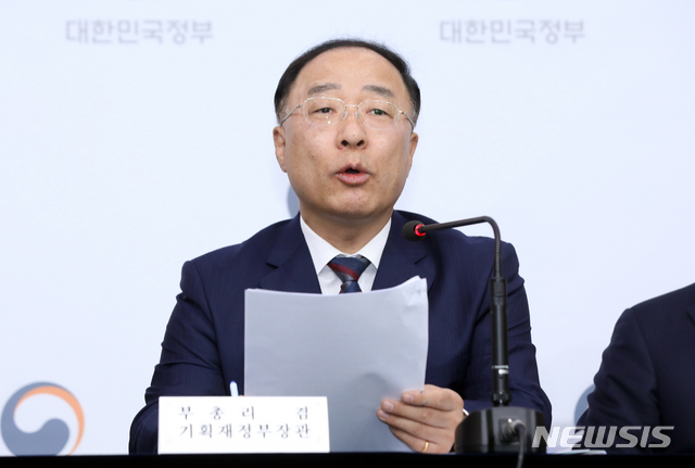 【서울=뉴시스】이윤청 기자 = 홍남기 부총리 겸 기획재정부 장관이 25일 서울 종로구 정부서울청사 별관 브리핑실에서 대외경제장관회의 결과 및 WTO 개도국 논의 대응방향을 발표하고 있다. 2019.10.25. radiohead@newsis.com