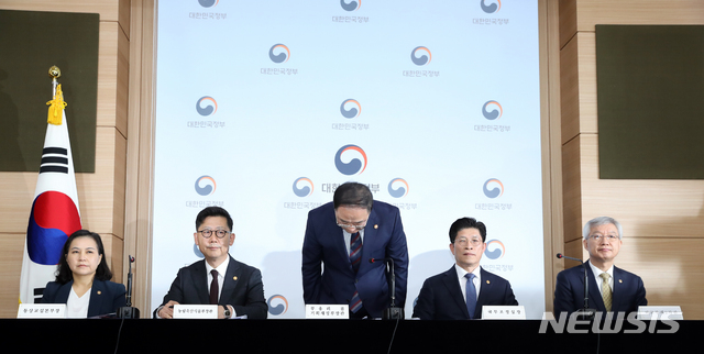 【서울=뉴시스】 이윤청 기자 = 홍남기 경제부총리 겸 기획재정부 장관이 25일 서울 종로구 정부서울청사 별관 브리핑실에서 대외경제장관회의 결과 및 WTO 개도국 논의 대응방향 발표에 앞서 인사하고 있다. 왼쪽부터 유명희 산업통상자원부 통상교섭본부장, 김현수 농림축산식품부 장관, 홍 부총리, 노형욱 국무조정실장, 이태호 외교부 제2차관. 2019.10.25.&nbsp; radiohead@newsis.com