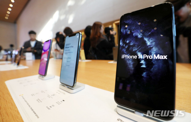 【서울=뉴시스】홍효식 기자 = 아이폰 11 시리즈가 정식 출시일인 25일 오전 서울 강남구 가로수길 애플스토어에서 제품들이 진열돼있다. 2019.10.25. yesphoto@newsis.com