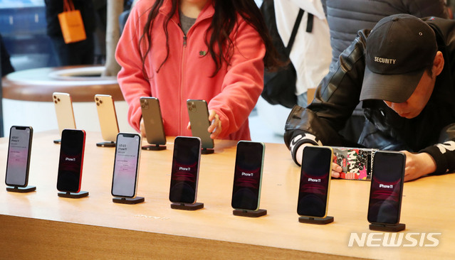 【서울=뉴시스】홍효식 기자 = 아이폰 11 시리즈 정식 출시일인 지난해 10월25일 오전 서울 강남구 가로수길 애플스토어에서 제품들이 진열돼있다. 2020.04.17. yesphoto@newsis.com