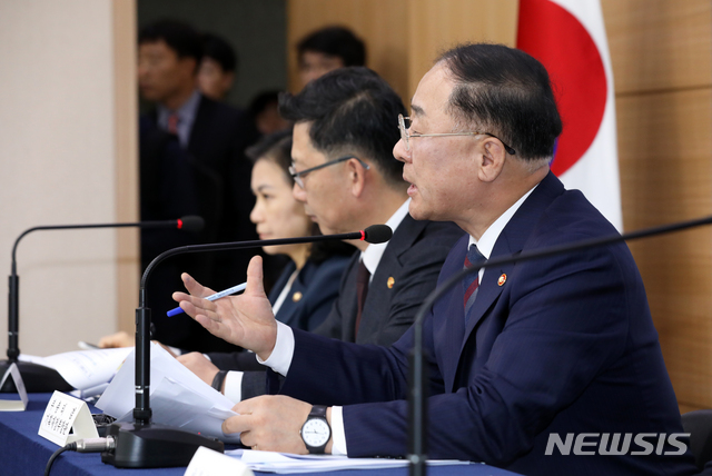 【서울=뉴시스】 이윤청 기자 = 홍남기 경제부총리 겸 기획재정부 장관이 25일 서울 종로구 정부서울청사 별관 브리핑실에서 대외경제장관회의 결과 및 WTO 개도국 논의 대응방향을 발표 후 취재진의 질문에 답하고 있다. 2019.10.25.&nbsp; radiohead@newsis.com