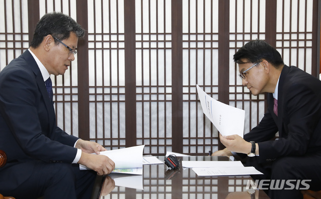 【서울=뉴시스】고승민 기자 = 김연철 통일부 장관과 윤상현 국회 외교통일위원장이 25일 서울 여의도 국회에서 북한의 금강산관광지구 남측건물 철거 등 현안 관련 대화를 하고 있다. 2019.10.25.kkssmm99@newsis.com