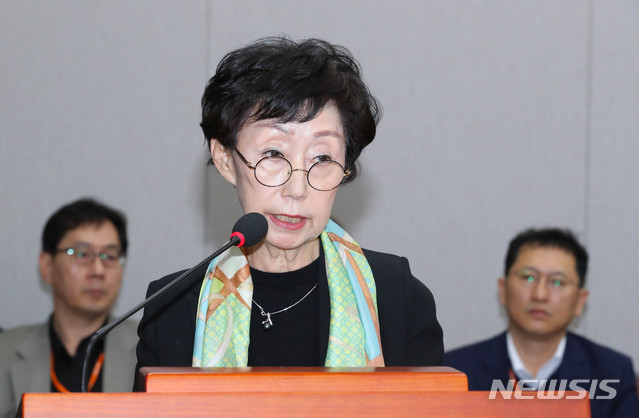 【서울=뉴시스】 장세영 기자 = 최영애 국가인권위원장이 25일 서울 여의도 국회에서 열린 국회운영위에 소관 국회 사무처와 국가인권위원회 등에 대한 국정감사에 참석해 국감 업무보고를 하고 있다. 2019.10.25. photothink @newsis.com