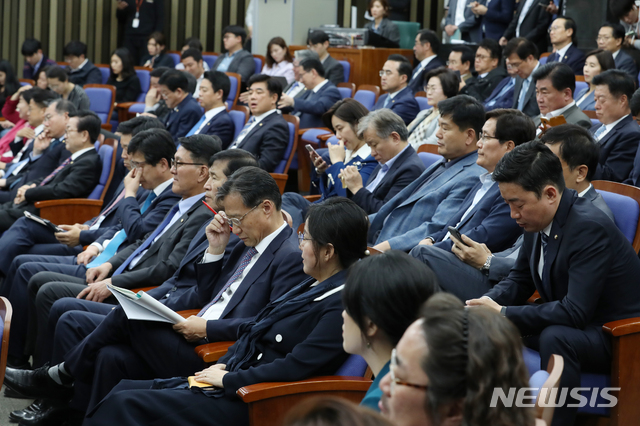 【서울=뉴시스】김명원 기자 = 이인영 더불어민주당 원내대표가 25일 오후 서울 여의도 국회 본청 제4회의장에서 열린 더불어민주당 의원총회에서 모두발언을 하는 가운데 의원들이 경청하고 있다. 2019.10.25. kmx1105@newsis.com