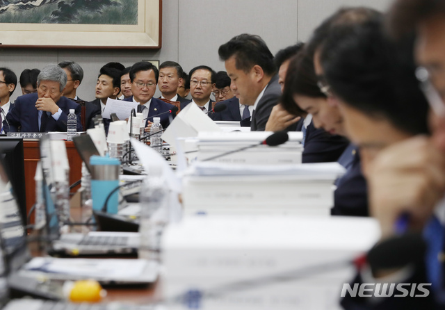 【서울=뉴시스】고승민 기자 = 유인태 국회 사무총장 등 관계자들이 25일 서울 여의도 국회에서 열린 운영위원회의 국회사무처, 국회도서관, 국회예산정책처, 국회입법조사처, 국회미래연구원 국정감사에서 자료 검토를 하고 있다. 2019.10.25.kkssmm99@newsis.com