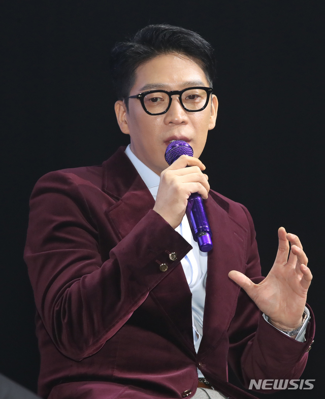 [서울=뉴시스] 조수정 기자 = 가수 MC몽이 정규 8집 '채널8(CHANNEL 8)'로 복귀, 25일 오후 서울 광장동 예스24라이브홀에서 언론음감회를 하고 있다. 2019.10.25.chocrystal@newsis.com