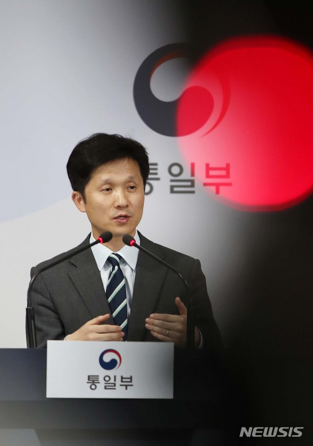 【서울=뉴시스】 고범준 기자 = 이상민 통일부 대변인이 25일 오후 서울 종로구 정부서울청사에서 북한이 언급한 금강산관광 시설 철거와 관련 브리핑을 하고 있다. 2019.10.25.&nbsp; bjko@newsis.com