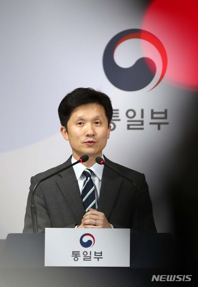 【서울=뉴시스】 고범준 기자 = 이상민 통일부 대변인이 25일 오후 서울 종로구 정부서울청사에서 북한이 언급한 금강산관광 시설 철거와 관련 브리핑을 하고 있다. 2019.10.25. bjko@newsis.com