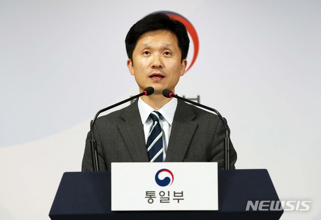 【서울=뉴시스】 고범준 기자 = 이상민 통일부 대변인이 25일 오후 서울 종로구 정부서울청사에서 북한이 언급한 금강산관광 시설 철거와 관련 브리핑을 하고 있다. 2019.10.25.&nbsp; bjko@newsis.com