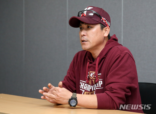 【서울=뉴시스】이영환 기자 = 장정석 키움히어로즈 감독이 25일 오후 서울 구로구 고척스카이돔에서 2019 KBO 한국시리즈 두산베어스와의 3차전을 앞두고 인터뷰를 하고 있다. 2019.10.25.20hwan@newsis.com
