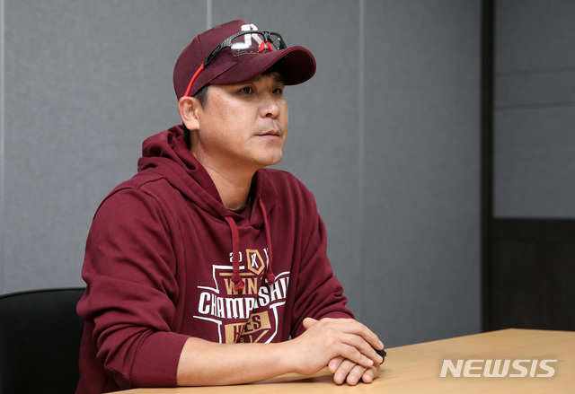 【서울=뉴시스】이영환 기자 = 장정석 키움히어로즈 감독이 25일 오후 서울 구로구 고척스카이돔에서 2019 KBO 한국시리즈 두산베어스와의 3차전을 앞두고 인터뷰를 하고 있다. 2019.10.25. 20hwan@newsis.com