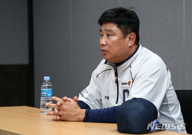 【서울=뉴시스】이영환 기자 = 김태형 두산베어스 감독이 25일 오후 서울 구로구 고척스카이돔에서 2019 KBO 한국시리즈 키움 히어로즈와의 3차전을 앞두고 인터뷰를 하고 있다. 2019.10.25. 20hwan@newsis.com