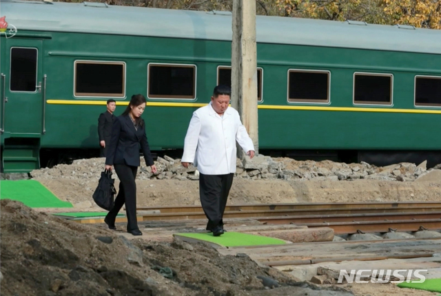 【서울=뉴시스】김정은 북한 국무위원회 위원장과 부인 리설주 여사가 완공을 앞둔 평안남도 양덕군 온천관광지구 건설장을 현지지도했다고 노동신문이 지난 25일 보도했다. 2019.10.25.(사진= 조선중앙TV 캡쳐)photo@newsis.com