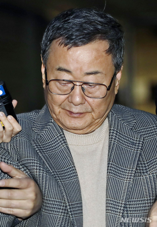 【서울=뉴시스】최동준 기자 = 성폭력 혐의를 받고 있는 김준기 전 동부그룹 회장이 25일 서울 서초구 서울중앙지방법원에서 열린 영장실질심사를 받은 후 대기 장소로 이동하고 있다. 2019.10.25. photocdj@newsis.com