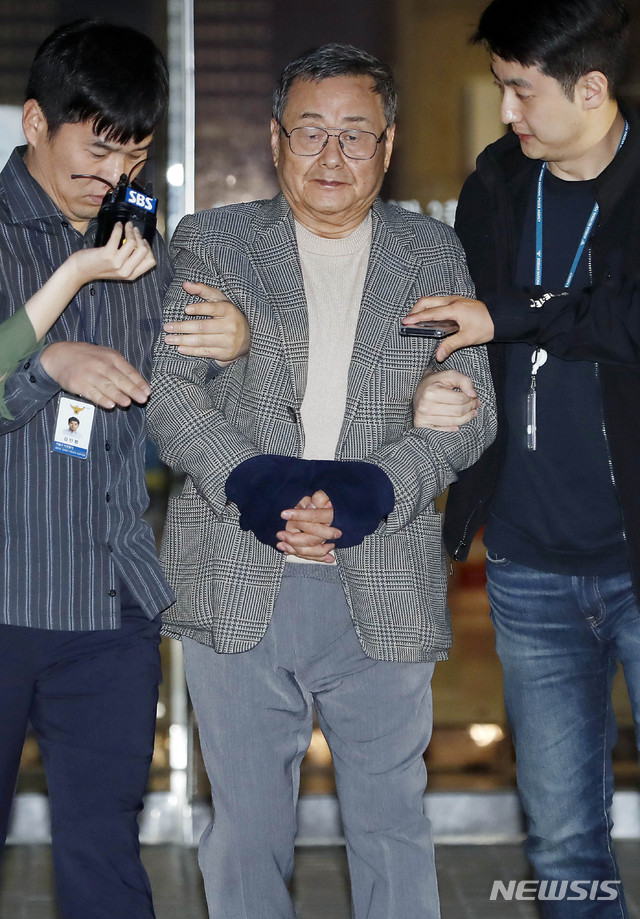 [서울=뉴시스] 최동준 기자 = 성폭력 혐의를 받고 있는 김준기 전 동부그룹 회장이 지난해 10월25일 서울 서초구 서울중앙지방법원에서 열린 영장실질심사를 받은 후 대기 장소로 이동하고 있다. 2019.10.25. photocdj@newsis.com