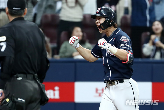 【서울=뉴시스】이영환 기자 = 25일 오후 서울 구로구 고척스카이돔에서 열린 2019 KBO 한국시리즈 키움 히어로즈와 두산 베어스의 3차전, 3회말 무사 3루에서 두산 박건우가 좌익수 뒤 투런 홈런을 날린 후 베이스를 돌며 기뻐하고 있다. 2019.10.25.&nbsp; 20hwan@newsis.com