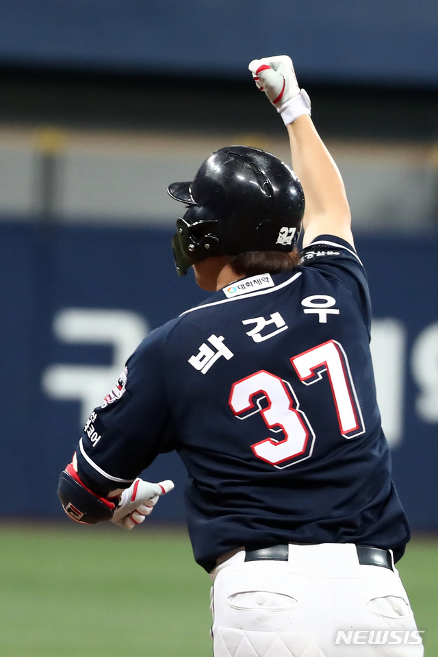 【서울=뉴시스】이영환 기자 = 25일 오후 서울 구로구 고척스카이돔에서 열린 2019 KBO 한국시리즈 키움 히어로즈와 두산 베어스의 3차전, 3회말 무사 3루에서 두산 박건우가 좌익수 뒤 투런 홈런을 날린 후 베이스를 돌고 있다. 2019.10.25. 20hwan@newsis.com