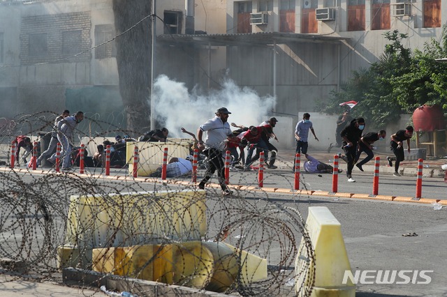 25일 바그다드 도심 시위 현장. 이달 초 시위로 150명이 사망했다&nbsp; AP&nbsp; 