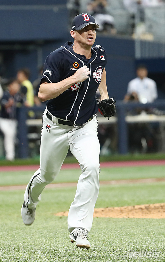 【서울=뉴시스】이영환 기자 = 25일 오후 서울 구로구 고척스카이돔에서 열린 2019 KBO 한국시리즈 키움 히어로즈와 두산 베어스의 3차전, 4회말 2사 만루에서 두산 선발 후랭코프가 키움 송성문의 1루수 땅볼에 베이스 커버를 들어가고 있다. 2019.10.25. 20hwan@newsis.com