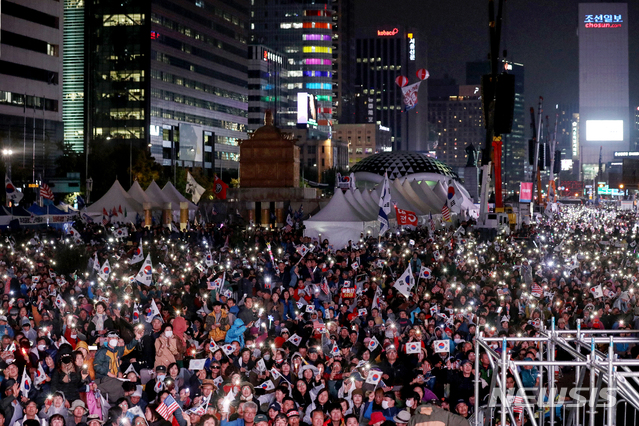 【서울=뉴시스】 김병문 기자 = 문재인하야범국민투쟁본부 및 시민들이 25일 오후 서울 종로구 광화문광장에서 열린 ‘10.25 문재인 퇴진 철야 국민대회’에 참석해 태극기를 흔들고 있다. 2019.10.25. dadazon@newsis.com