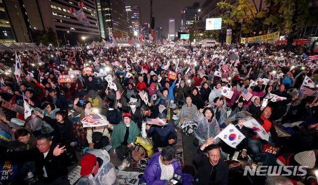 【서울=뉴시스】 김병문 기자 = 문재인하야범국민투쟁본부 및 시민들이 25일 오후 서울 종로구 광화문광장에서 열린 ‘10.25 문재인 퇴진 철야 국민대회’에 참석해 태극기를 흔들고 있다. 2019.10.25.&nbsp; dadazon@newsis.com