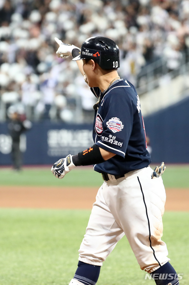 【서울=뉴시스】이영환 기자 = 25일 오후 서울 구로구 고척스카이돔에서 열린 2019 KBO 한국시리즈 키움 히어로즈와 두산 베어스의 3차전, 8회초 2사 3루에서 두산 박세혁이 1타점 안타를 날린 후 3루 덕아웃을 향해 손짓을 하고 있다.2019.10.25. 20hwan@newsis.com