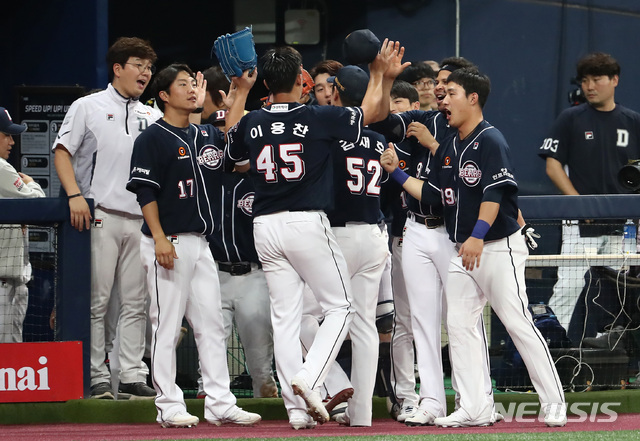 【서울=뉴시스】이영환 기자 = 25일 오후 서울 구로구 고척스카이돔에서 열린 2019 KBO 한국시리즈 키움 히어로즈와 두산 베어스의 3차전, 8회말 수비를 마친 두산 투수 이용찬이 덕아웃으로 들어가며 동료들과 기뻐하고 있다. 2019.10.25.&nbsp; 20hwan@newsis.com