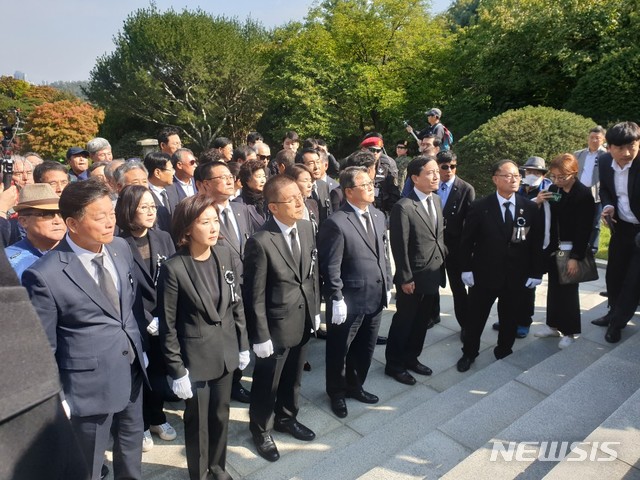 【서울=뉴시스】윤해리 기자=황교안 대표를 포함한 자유한국당 지도부는 26일 서울국립현충원에서 열리는 박정희 전 대통령 서거 40주년 추도식에 참석했다.bright@newsis.com