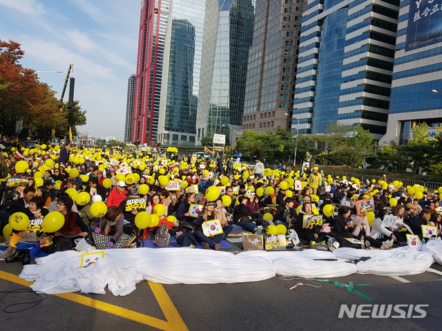 【서울=뉴시스】류인선 수습기자 = 서울 영등포구 여의도공원 앞에서 26일 오후 제11차 검찰개혁 촉구 촛불문화제의 사전 집회가 진행 중이다. 2019.10.26