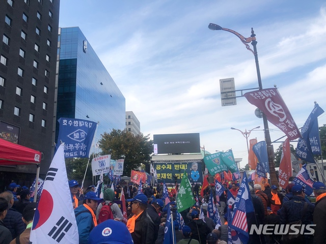【서울=뉴시스】최서진 수습기자 = 서울 영등포구 국회의사당 인근에서 보수단체 자유연대의 공수처 설치 반대 집회가 열리고 있다. 2019.10.26